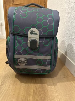 Mochila Escolar McNeil Hexagonal Gris y Verde