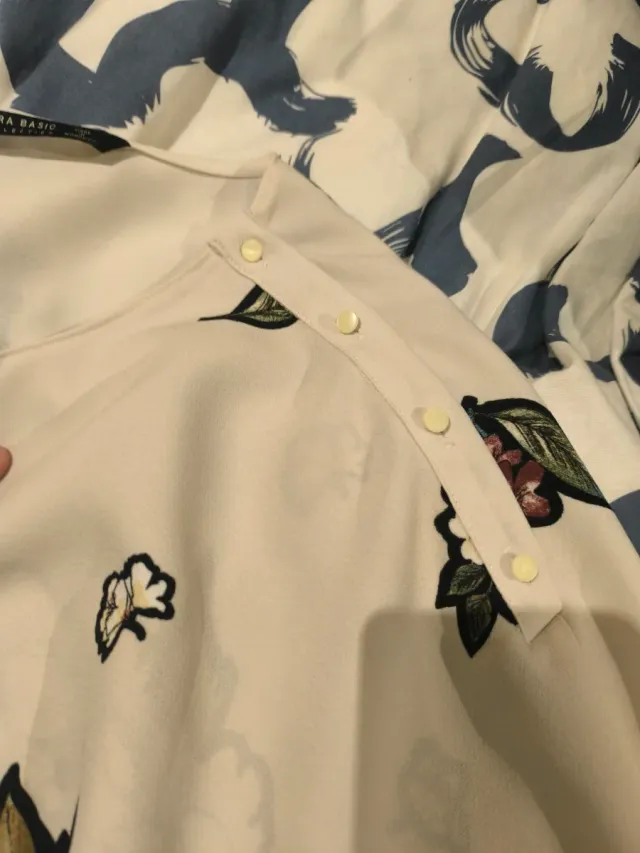 Blusa floral beige talla M