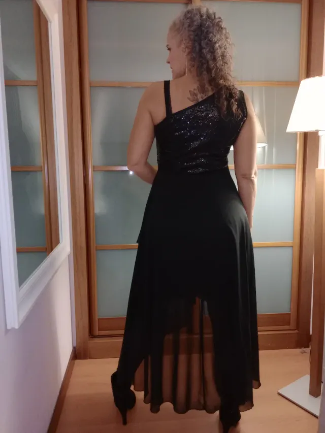 Vestido de fiesta negro asimétrico