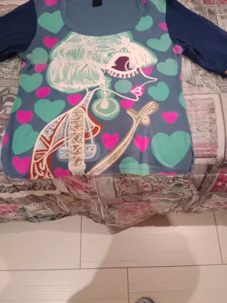 Camiseta estampada azul y rosa