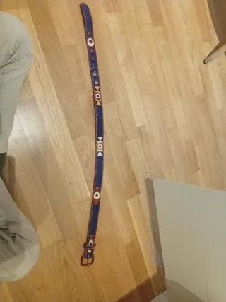 Cinturón azul con abalorios y hebilla