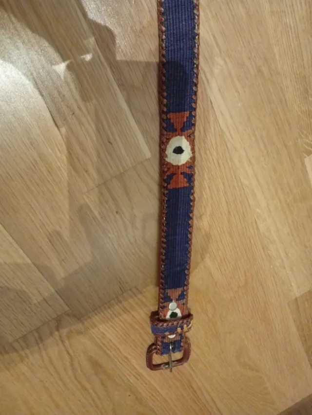 Cinturón azul con abalorios y hebilla