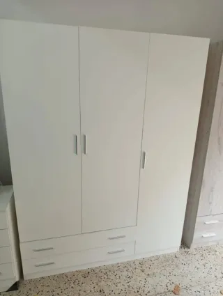 Armario blanco de madera