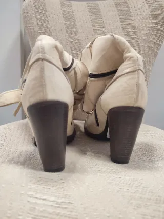 Stivali alti donna beige con fibbie