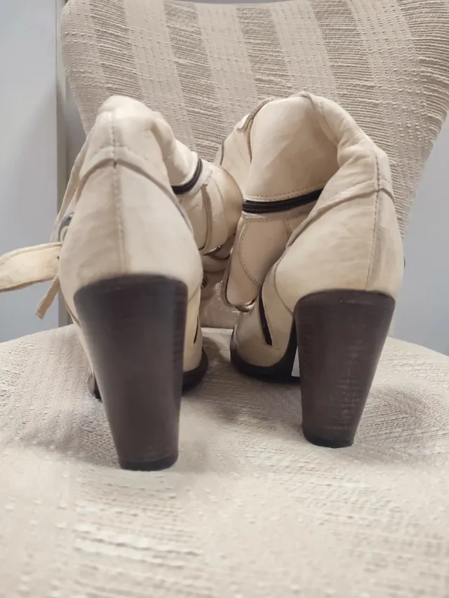 Stivali alti donna beige con fibbie