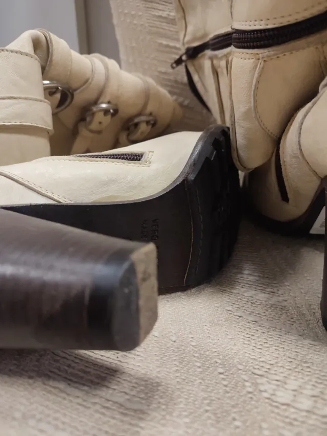 Stivali alti donna beige con fibbie