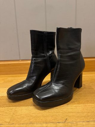 Botines negros Stradivarius efecto piel serpiente