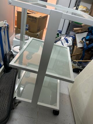 Carrito de cristal con marco blanco