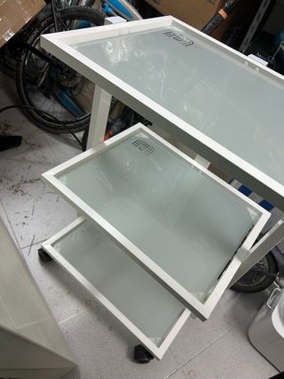 Carrito de cristal con marco blanco