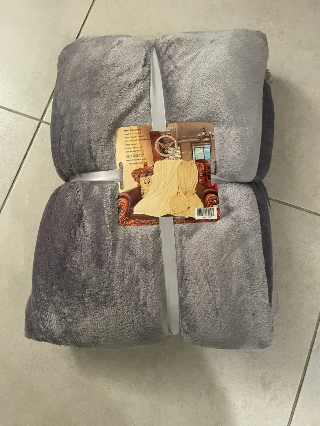 Coperta plaid grigia in pile