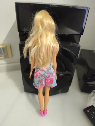 Muñeca Barbie con vestido y zapatos