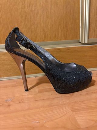 Zapatos de tacón negros y plateados