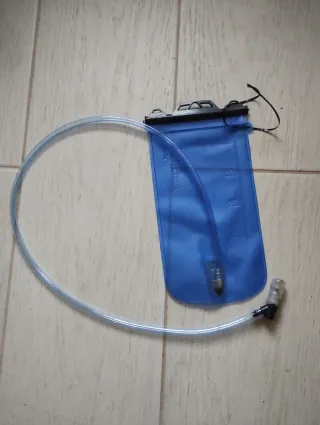 Vejiga de hidratación azul con tubo