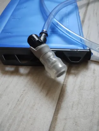 Vejiga de hidratación azul con tubo