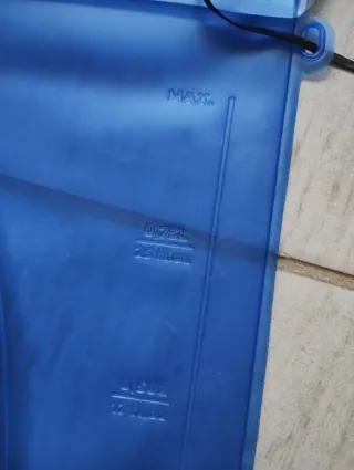 Vejiga de hidratación azul con tubo