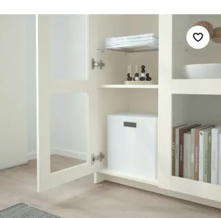 Vitrina negra con puertas de cristal  pintadas