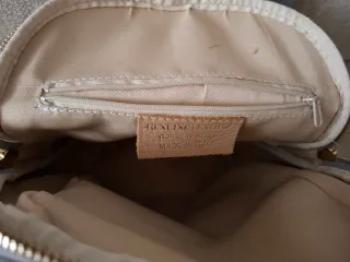 Mochila de piel gris con flecos