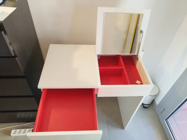 Tocador Ikea blanco/rojo. Recoger antes del 28/11.