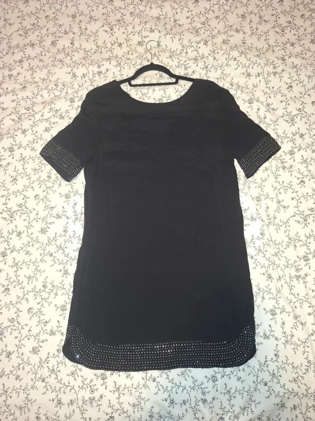 Vestido negro con pedrería plateada