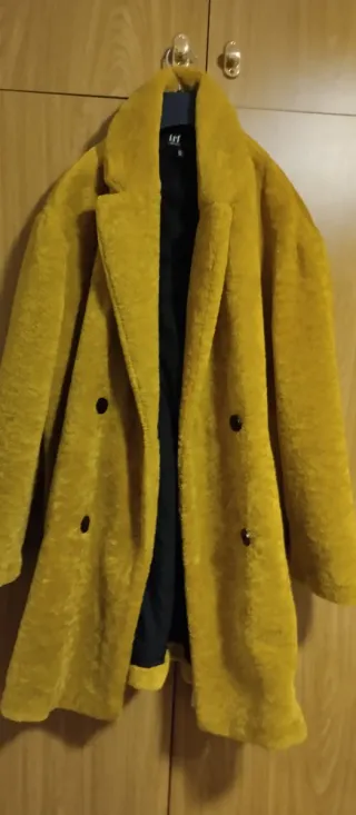 Abrigo amarillo de pelo sintético
