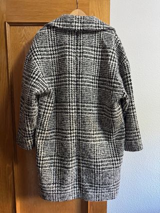 Abrigo cuadros blanco y negro