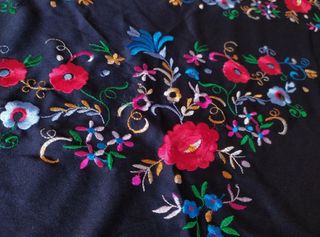 Mantón de Manila bordado negro