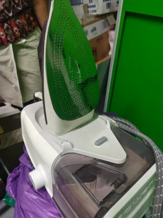 Plancha de ropa Rowenta con centro de planchado