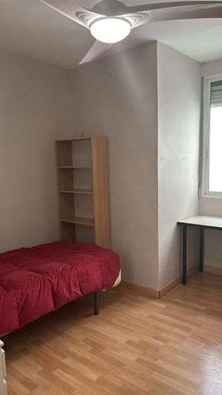 Habitación con aire en piso elegante reformado.