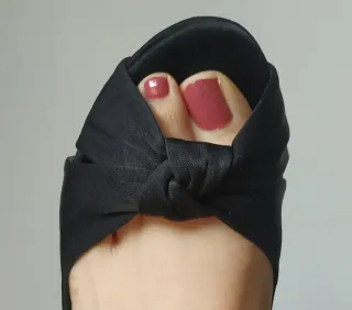 Zapatos de tacón negros con nudo