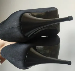 Zapatos de tacón negros con nudo