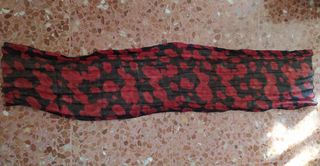 Pañuelo estampado flores rojo y negro