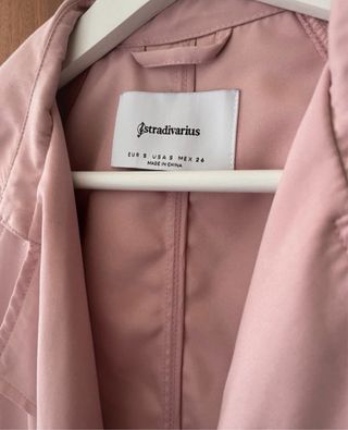 Trench Stradivarius fluido rosa
