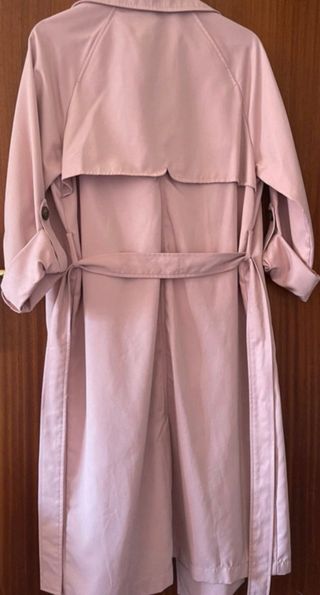 Trench Stradivarius fluido rosa