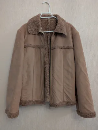 Chaqueta beige con forro sherpa