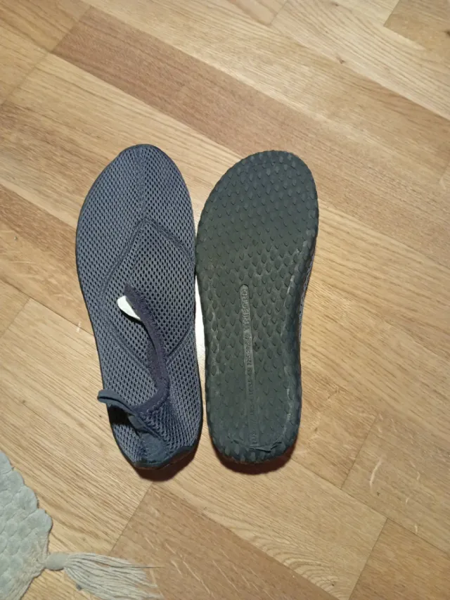 Escarpines grises de malla