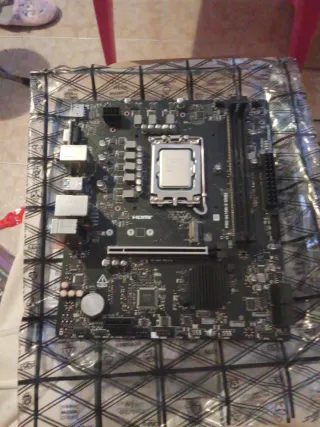 Placa BaseMSI PRO H610M-E DDR4 + CPU i3-12100F+RAM