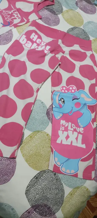 Pijama rosa. de tirantes y pantalón. De Oysho.