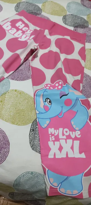 Pijama rosa. de tirantes y pantalón. De Oysho.