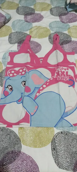 Pijama rosa. de tirantes y pantalón. De Oysho.