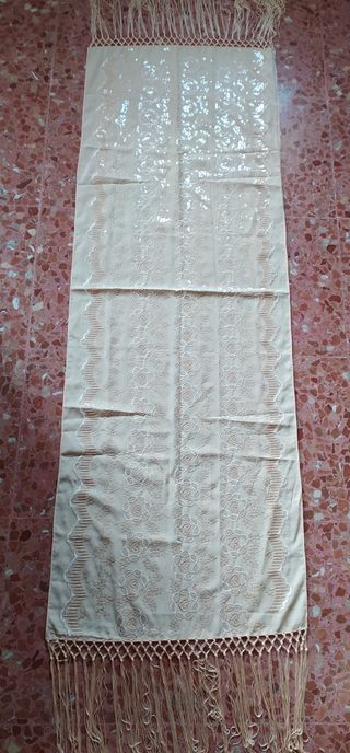 Pañuelo beige con flecos y bordado