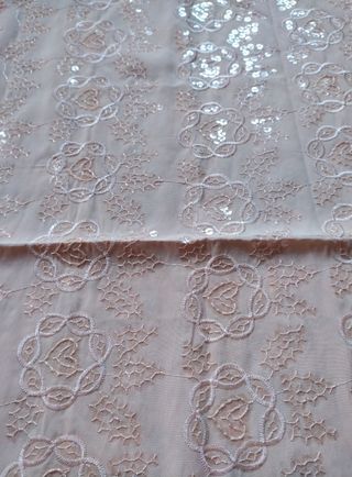 Pañuelo beige con flecos y bordado