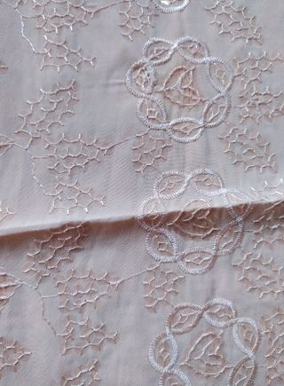 Pañuelo beige con flecos y bordado