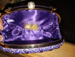 Bolso de fiesta morado y dorado