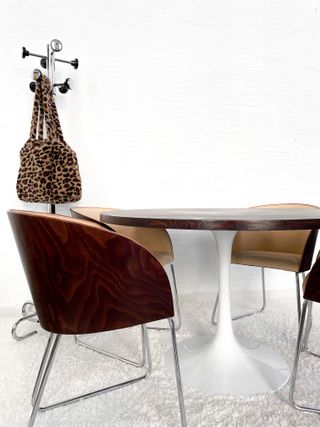 MESA COMEDOR VINTAGE. SOBRE MADERA Y PIE TULIP