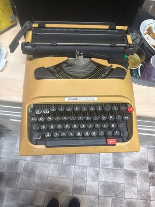 Máquina de escribir Olivetti Lettera 12