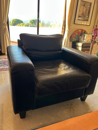 Sillón de cuero marrón oscuro