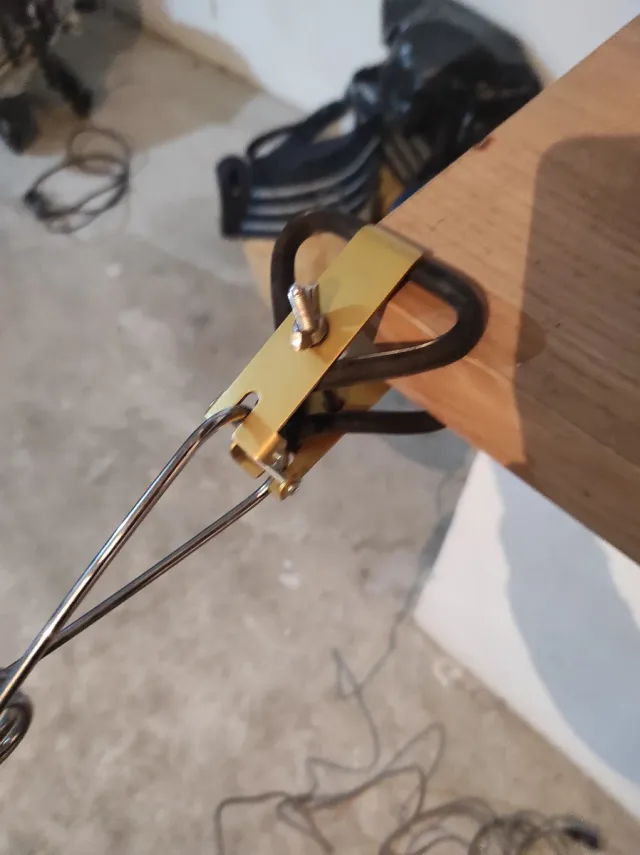 Flexo Pinza Ikea Negro y Dorado