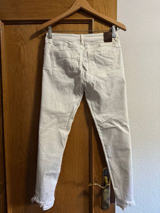 Pantalones blancos desgastados, talla una 36.