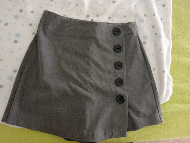Falda pantalón gris con botones