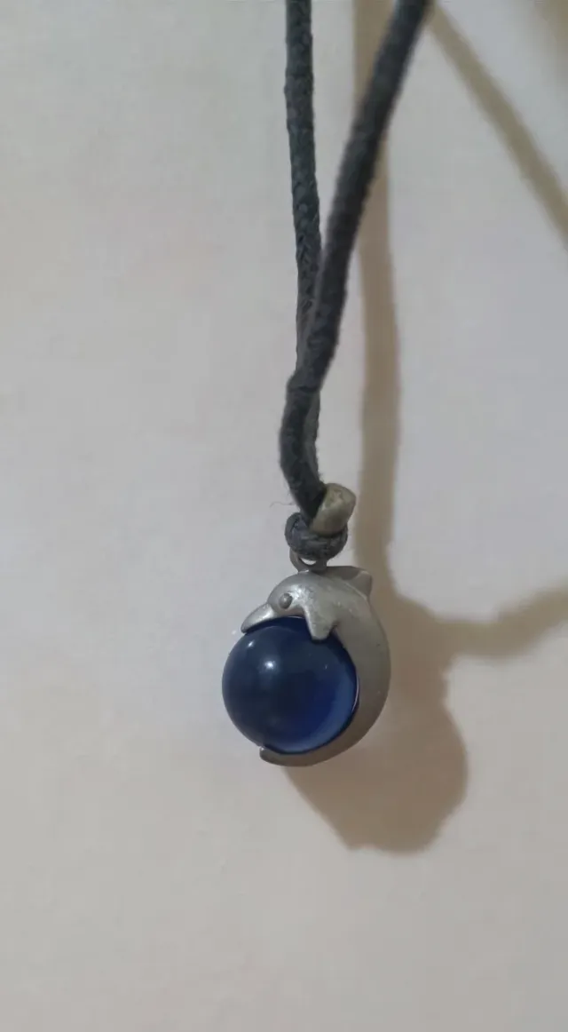 Pendente delfino con sfera blu